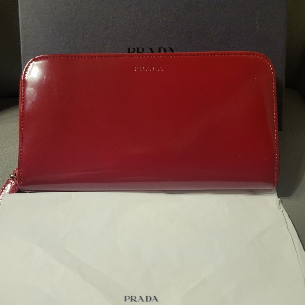 Prada Red Leather Wallet. - Picture 2 of 9